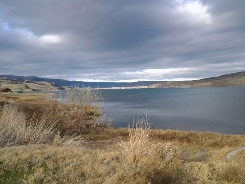 An expansive Soap Lake on cloudy, blue sky day.
